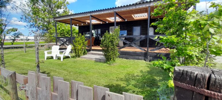 vakantiehuisje met omheinde tuin op onze boerencamping in Friesland, Scherpenzeel.