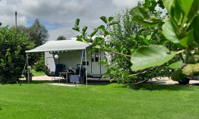 Ruime opgezette kampeerplaasten op charmecamping in Friesland